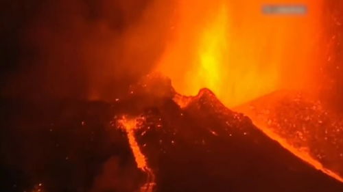 西班牙火山多吗,西班牙火山持续喷发，游客驻足观看，火山喷发的威力有多大？