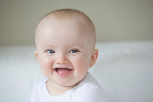 两岁多孩子喜欢笑正常吗,3周岁的宝宝总喜欢傻笑，这是智商有问题吗？